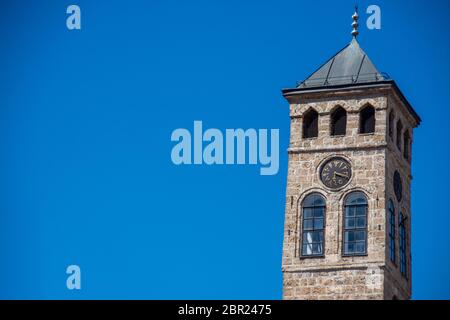 Orologio a torre nel centar di Bascarsija della città di Sarajevo Foto Stock