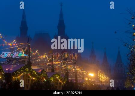 Edifici storici con serata nebbia alla Piazza Rossa di Mosca, Russia. Cremlino. Foto Stock