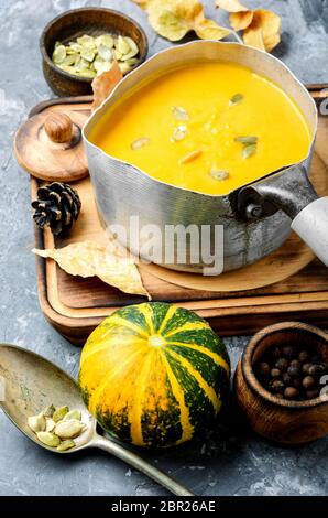 Caduta tradizionali piatti.Crema di Zucca zuppa e i semi di zucca Foto Stock