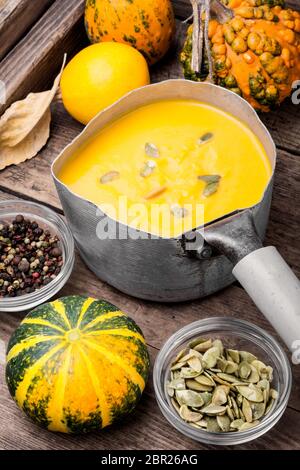 Crema di zucca e la zuppa di semi di zucca.autunno la Zucca zuppa Foto Stock