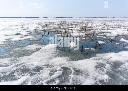 L'acqua si scioglie sulla neve del lago invernale, l'inizio della primavera Siberia Foto Stock