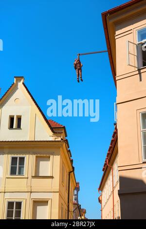 Praga, Repubblica ceca - Luglio 2018: scultura di lo psicoanalista Sigmund Freud appeso da una mano chiamato uomo appeso fuori creato dall'artista David Foto Stock