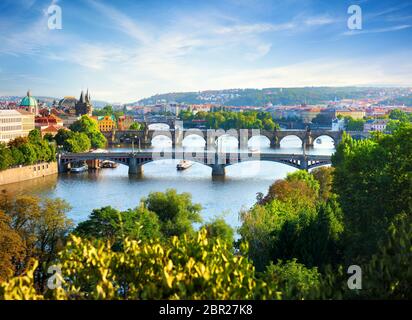 Fila di ponti in Praga al giorno di estate Foto Stock