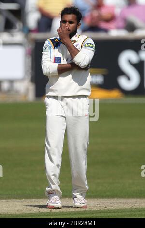 LEEDS, ENGLAND - Adil Rashid dello Yorkshire durante la partita del campionato della contea di LV tra Yorkshire e Durham al campo di cricket Headingley, St Michaels Lane, Leeds mercoledì 9 luglio 2014 (Credit: Mark Fletcher | MI News) Foto Stock