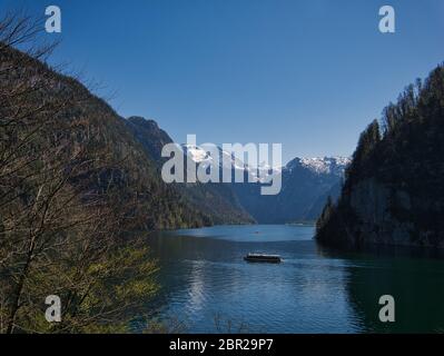 Azionato elettricamente traghetto sul Lago di Königssee nel Parco Nazionale di Berchtesgaden Foto Stock