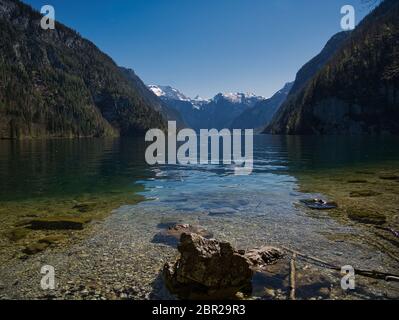 Parecchie delle rocce e delle pietre in acqua cristallina del Königssee a Berchtesgaden Foto Stock