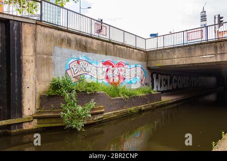 Birmingham il cuore del segno dei canali d'acqua dipinto sul Ponte di Old Snow Hill sul Birmingham e Fazeley Canal, West Midlands UK Foto Stock