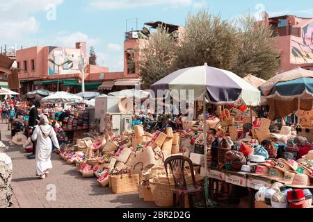 Marrakech, Marocco - 5 novembre 2019: Places des épices, una piccola piazza all'interno del grande Souk, dove si trovano migliaia di oggetti diversi. Foto Stock