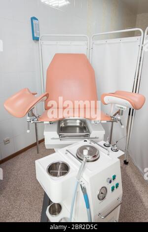 Cabinet ginecologiche con sedia e altre attrezzature mediche in clinica moderna Foto Stock