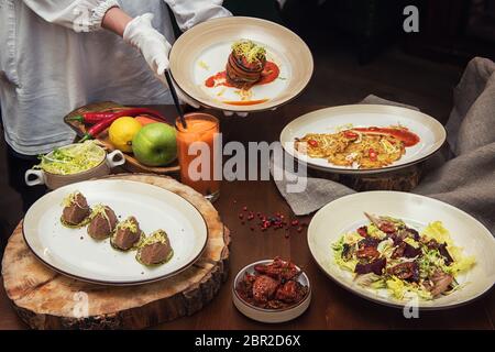 La cameriera porta sano cibo vegetariano. Foto Stock