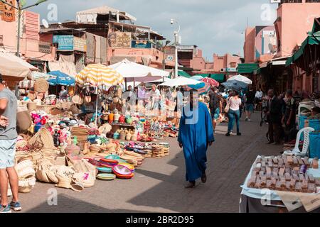 Marrakech, Marocco - 5 novembre 2019: Places des épices, una piccola piazza all'interno del grande Souk, dove si trovano migliaia di oggetti diversi. Foto Stock