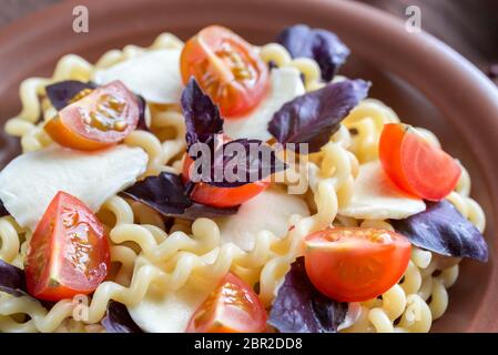 Fusilli lunghi con il formaggio e i pomodori ciliegia Foto Stock