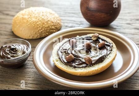 Bun Seasame con crema di cioccolato e noci Foto Stock