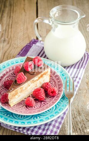 Torta al cioccolato decorate con lamponi freschi Foto Stock