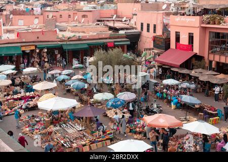 Marrakech, Marocco - 5 novembre 2019: Places des épices, una piccola piazza all'interno del grande Souk, dove si trovano migliaia di oggetti diversi. Foto Stock