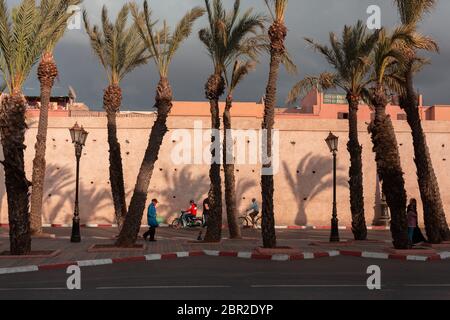 Marrakech, Marocco - 5 novembre 2019: Vista generale del muro che circonda la Medina di Marrakech Foto Stock
