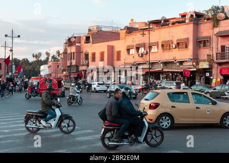 Marrakech, Marocco - 5 novembre 2019: La circolazione nelle strade di Marrakech è caotica, con migliaia di moto in circolazione Foto Stock