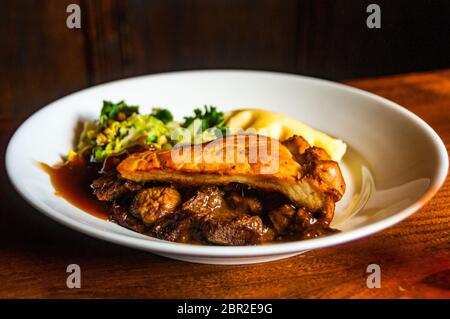 Una bistecca e torta di funghi all'angolo alto Inn at Linwood nella nuova foresta. Foto Stock