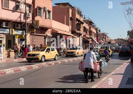 Marrakech, Marocco - 6 novembre 2019: La circolazione nelle strade di Marrakech è caotica, con migliaia di moto in circolazione Foto Stock