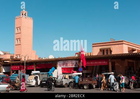 Marrakech, Marocco - 6 novembre 2019: Vista generale di via Zitoun Lakdim una delle strade principali della città di Marrakech Foto Stock