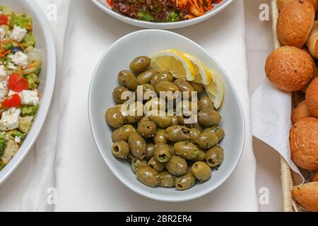 Decapare le olive verdi servito in coppa a tavolo buffet Foto Stock