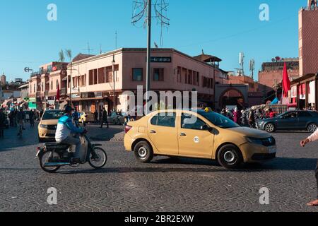 Marrakech, Marocco - 6 novembre 2019: La circolazione nelle strade di Marrakech è caotica, con migliaia di moto in circolazione Foto Stock