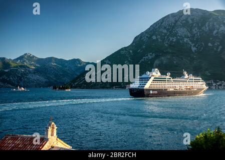 Una nave da crociera che entra nella Baia di Kotor in Montenegro. La Baia di Cattaro è un importante punto di sosta per le navi da crociera che navigano sul mare Adriatico Foto Stock