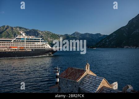 Una nave da crociera che entra nella Baia di Kotor in Montenegro. La Baia di Cattaro è un importante punto di sosta per le navi da crociera che navigano sul mare Adriatico Foto Stock