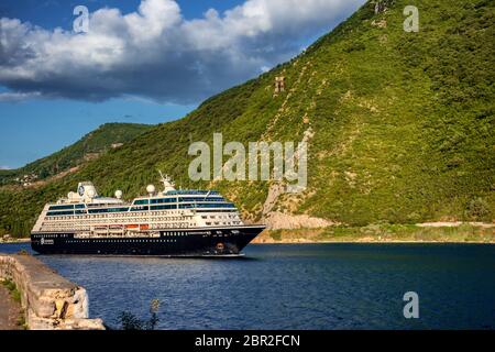 Una nave da crociera che entra nella Baia di Kotor in Montenegro. La Baia di Cattaro è un importante punto di sosta per le navi da crociera che navigano sul mare Adriatico Foto Stock