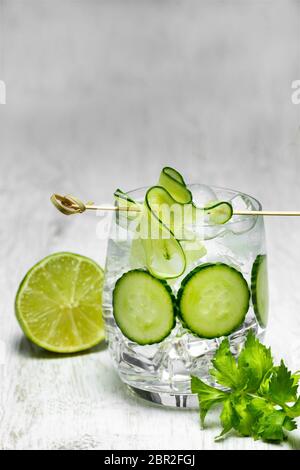 Cocktail di cetrioli in un bicchiere con ghiaccio, limone e sedano Foto Stock