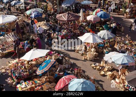 Marrakech, Marocco - 7 novembre 2019: Places des épices, una piccola piazza all'interno del grande Souk, dove si trovano migliaia di oggetti diversi. Foto Stock