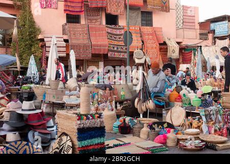 Marrakech, Marocco - 7 novembre 2019: Places des épices, una piccola piazza all'interno del grande Souk, dove si trovano migliaia di oggetti diversi. Foto Stock