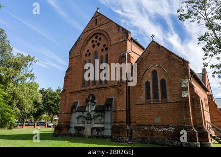 La facciata posteriore del stile architettonico gotico chiesa Cattedrale di Cristo Re, anglicano tempio costruito nel 1884 nella zona centrale di Grafton, una città Foto Stock