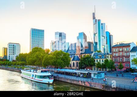 Francoforte cityscape di post-incandescenza con moderni architecture, quartiere degli affari di grattacieli, ristoranti, tour in barca al fiume principale, Germania Foto Stock