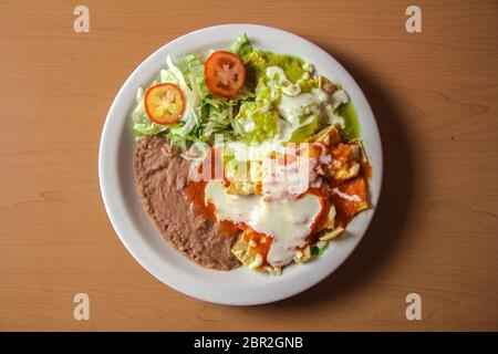 Peperoncini con fagioli e insalata Foto Stock