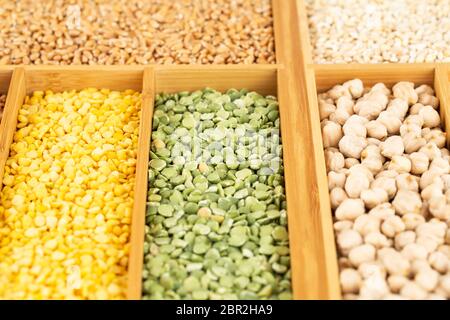 La raccolta di diverse semole, piselli, grano e ceci nella scatola di legno. Foto Stock