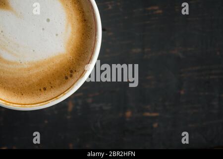 Angolo Flatlay forma di cuore Latte Latte Art in bianco con tazza di caffè nero sulla tavola di legno. Forma di cuore Latte Latte Art bevanda calda per amore di caffè Foto Stock