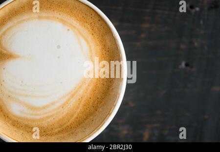 Flatlay metà forma di cuore Latte Latte Art in bianco con tazza di caffè nero sulla tavola di legno. Forma di cuore Latte Latte Art bevanda calda per amante del caffè Foto Stock