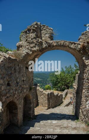 Rovine accanto alla chiesa di Hagia Sophia nel medievale, bizantino 'castletown' di Mystras, vicino alla città di Sparta, Lakonia, Peloponneso. Foto Stock