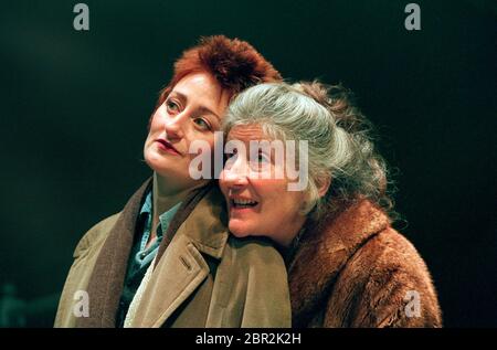 l-r: Sian Thomas (Frances), Phyllida Law (Elsth) IN INVERNO OSPITE di Sharman Macdonald al Almeida Theatre, Londra N1 04/03/1995 design: Robin Don regista: Alan Rickman Foto Stock