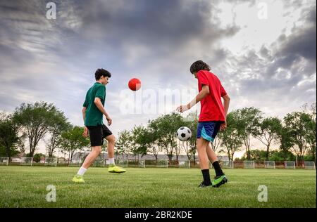 Squadra di calcio che pratica sul campo di calcio. Foto Stock