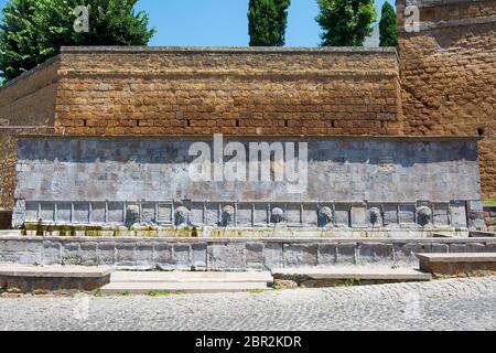 Tuscania, Viterbo, Italia: la Fontana delle Sette Cannelle o Butinale fontana Foto Stock