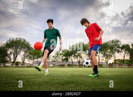 Squadra di calcio che pratica sul campo di calcio. Foto Stock