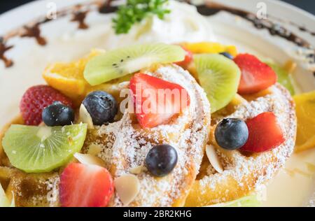 Mirtillo Fragola Kiwi Waffle Limone dessert al cioccolato. Fruttato dolce alimenti e bevande categoria Foto Stock