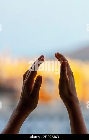 Bambini che si aggrappano le mani, applaude dal balcone per sostenere medici, infermieri, operai ospedalieri durante la quarantena pandemica di Coronavirus Foto Stock