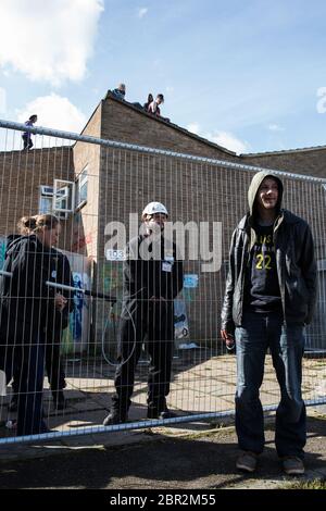 Londra, Regno Unito. 23 settembre 2015. Un gruppo di attivisti immobiliari che chiedevano una migliore sistemazione di alloggi sociali a Londra occupava proprietà nella proprietà di 142 case a Whetstone, in alcuni casi ristrutturando proprietà intenzionalmente distrutte dai proprietari legali a seguito dello sfratto dei residenti originali, Per cercare di prevenire lo sfratto dell'ultimo residente della tenuta e la demolizione e il riqualificazione dell'intera tenuta da parte di Barnett Council e Annington Property Ltd. Credit: Mark Kerrison/Alamy Live News Foto Stock