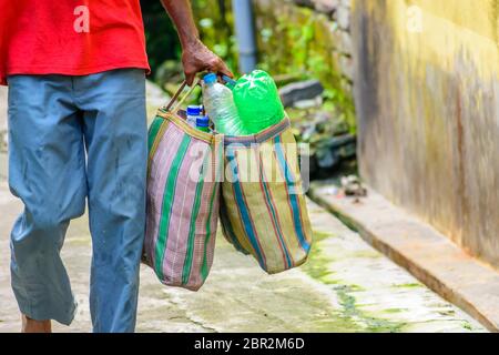 La bottiglia di plastica stanno svolgendo per il riciclaggio. Interrompere l'utilizzo di plastica. Beat inquinamento in plastica . Salvare la terra e ambiente concetto. L ambiente del mondo Foto Stock