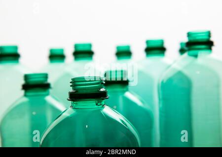 Primo piano di bottiglie d'acqua in plastica verde. Riciclaggio domestico Foto Stock