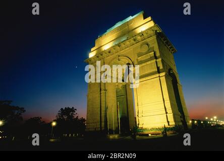 La porta dell'India si è accesa di notte, Nuova Delhi, Delhi, India Foto Stock