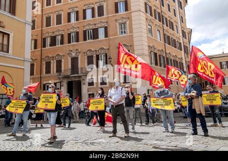 Roma, Italia. 20 Maggio 2020. Protesta a Roma, davanti alla Camera dei deputati, organizzata 50 anni dopo lo Statuto dei lavoratori dell'Unione di base USB (Unione Sindacale di base) 'solleviamo i diritti!', è scritta sulla bandiera degli organizzatori che scendono in piazza contro il nuovo patto sociale, Per la salute e la sicurezza, per i salari e il reddito garantito per tutti e per tutti, per la riduzione delle ore per gli stessi salari, per la nazionalizzazione e il benessere universale (Foto di Patrizia CORTELESSA/Pacific Press) Credit: Pacific Press Agency/Alamy Live News Foto Stock